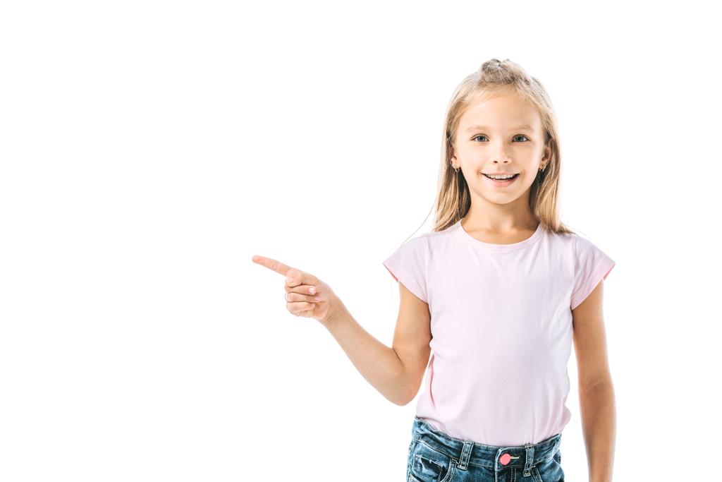 positive und niedliche Kind zeigt mit dem Finger isoliert auf weiß  - Foto, Bild
