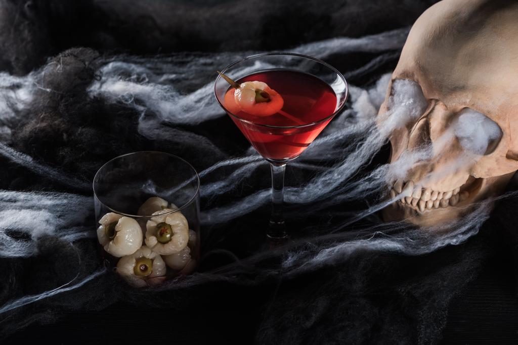 teschio umano spettrale in illuminazione rossa, decorazione di Halloween
 - Foto, immagini