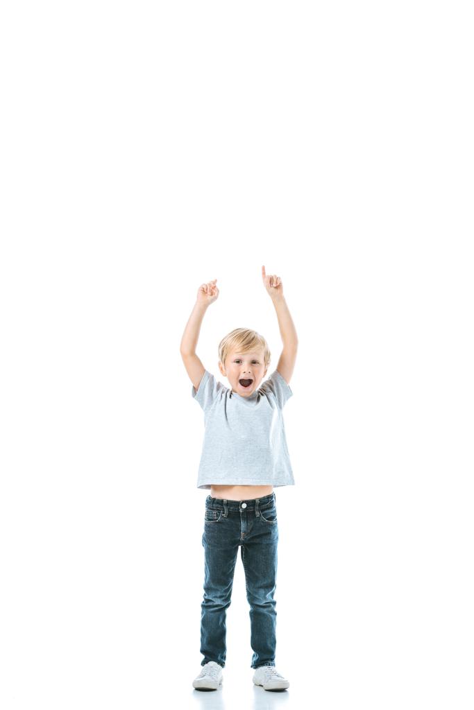 vzrušený chlapec s otevřenými ústy ukazuje prsty izolované na bílém  - Fotografie, Obrázek