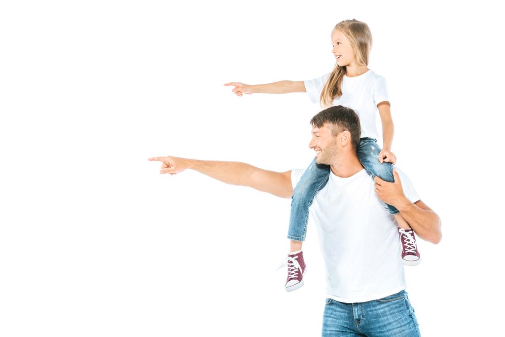 szczęśliwy ojciec gospodarstwa na ramionach cute córka i wskazując palcem izolowane na białym  - Zdjęcie, obraz