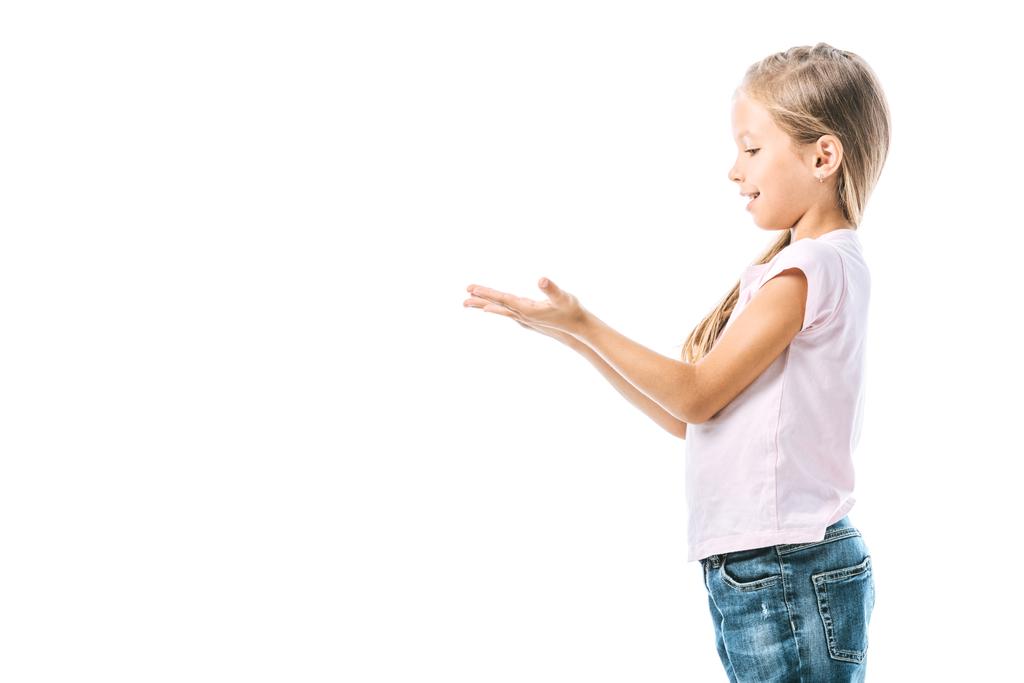 vue latérale de l'enfant positif et mignon pointant avec les mains isolées sur blanc
  - Photo, image