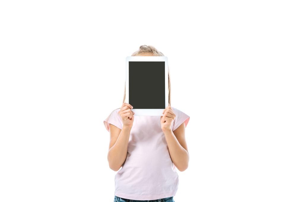 παιδί καλύπτει το πρόσωπο, ενώ κρατώντας ψηφιακό δισκίο με λευκή οθόνη απομονώνονται σε λευκό  - Φωτογραφία, εικόνα