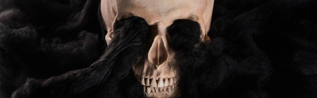 plano panorámico de espeluznante cráneo humano con nubes negras oscuras, decoración de Halloween
 - Foto, Imagen