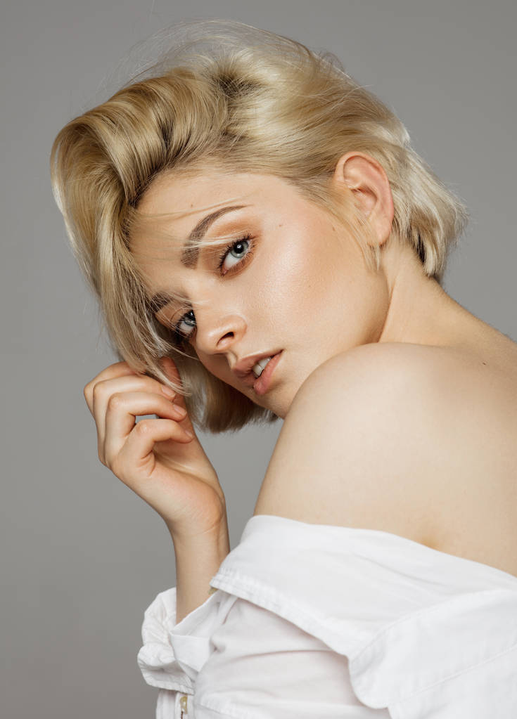 Muotokuva blondi nainen lyhyet hiukset yllään valkoinen paita
 - Valokuva, kuva