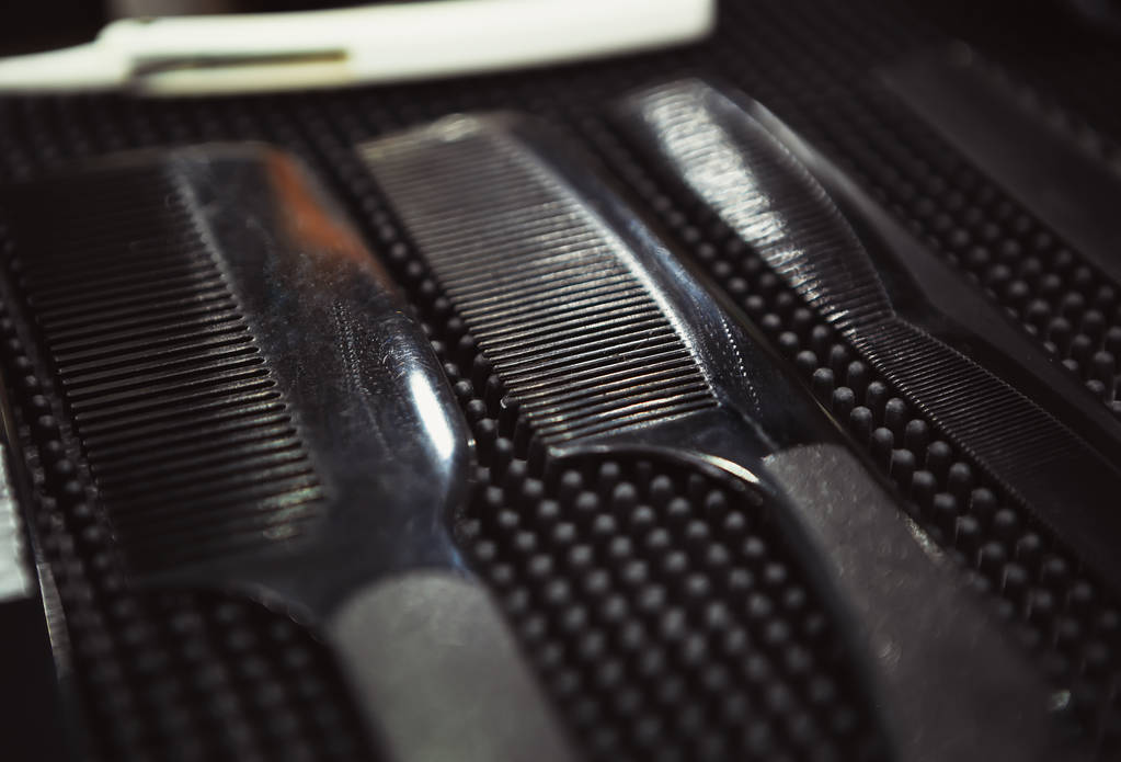 Set von Kunststoffkämmen für Friseur im Schönheitssalon. Friseurwerkzeuge für professionelle Friseurstylisten. Schönheitsbehandlung und Modekonzept - Foto, Bild