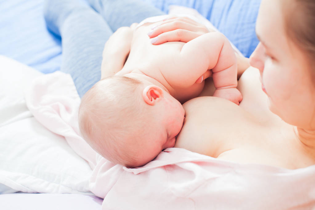 Top widok matki karmienia piersią jej noworodka - Zdjęcie, obraz