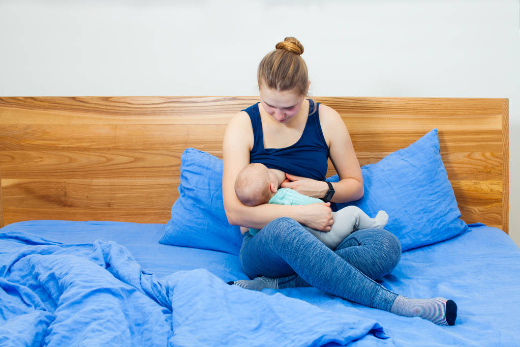 Madre alimentando con pechos a su bebé en casa - Foto, Imagen