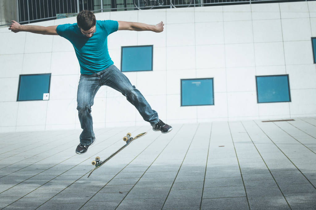 Skateboarder macht Sprungtrick - Foto, Bild