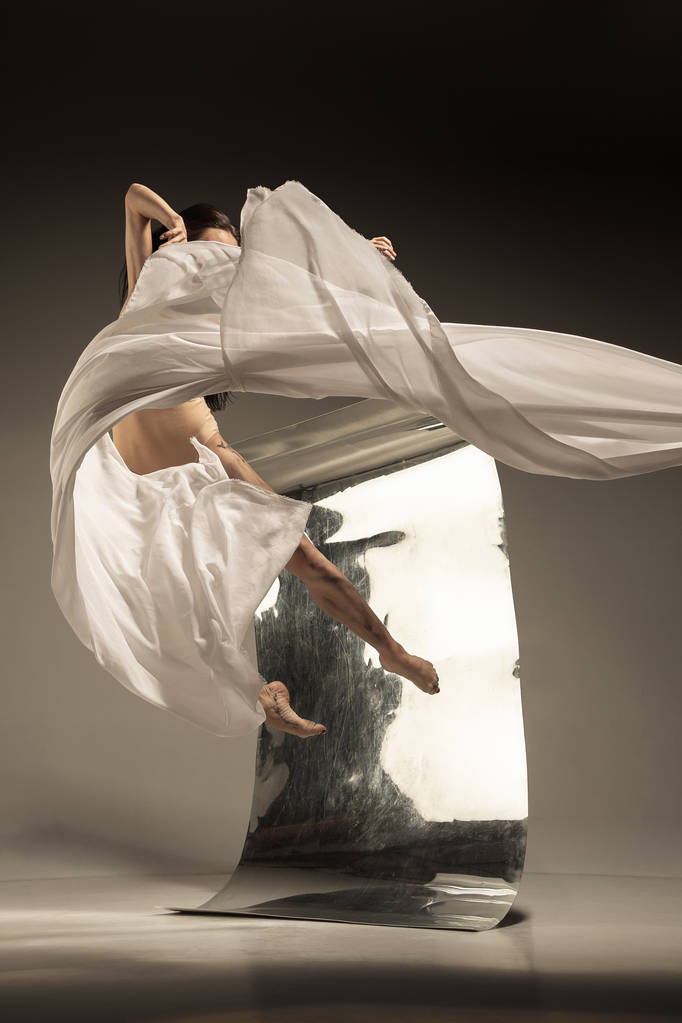 Młoda i stylowa Nowoczesna tancerka baletowa na brązowym tle - Zdjęcie, obraz
