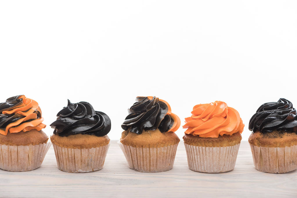 herkullinen Halloween oranssi ja musta cupcakes eristetty valkoinen kopio tilaa
 - Valokuva, kuva
