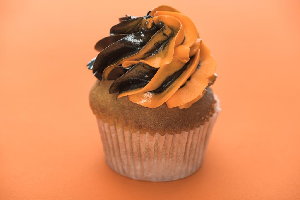 delicioso cupcake de Halloween sobre fondo naranja
 - Foto, imagen