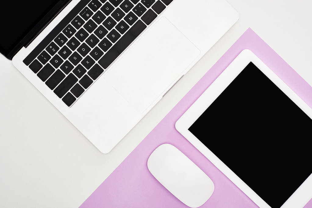 plat avec ordinateur portable, tablette numérique avec écran blanc et souris d'ordinateur sur fond violet et blanc
 - Photo, image
