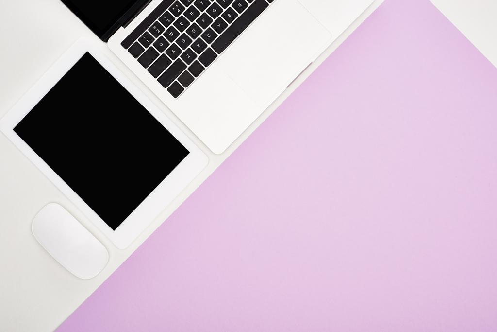 紫色と白の背景にラップトップ、空白の画面とコンピュータマウスを持つフラットレイ - 写真・画像