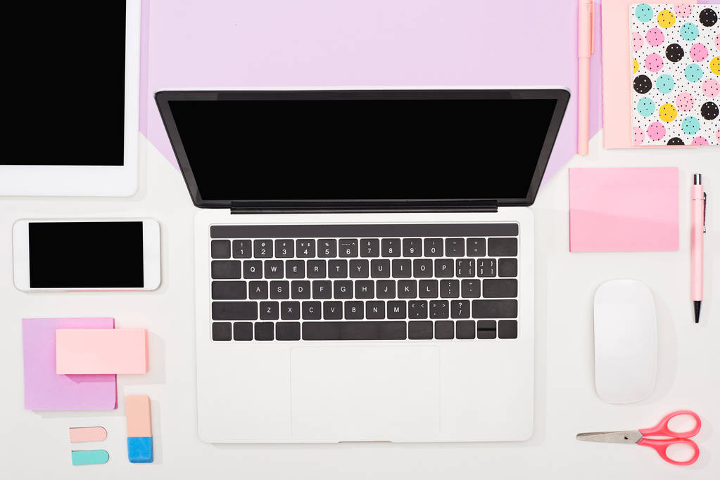 plochý s notebookem, digitálním tabletem, smartphone s prázdnou obrazovkou, kancelářskou a počítačovou myší na fialovém a bílém pozadí - Fotografie, Obrázek
