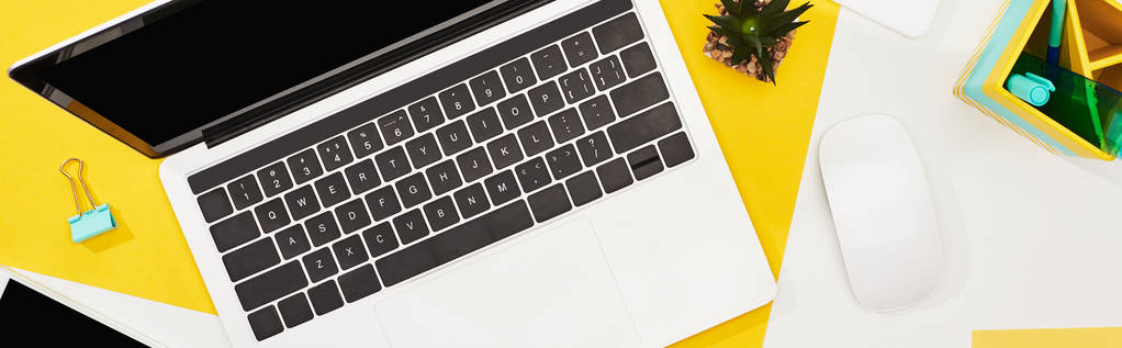 sarı beyaz arka planda boş ekran ve bilgisayar faresi ile dizüstü bilgisayarın üst görünümü - Fotoğraf, Görsel