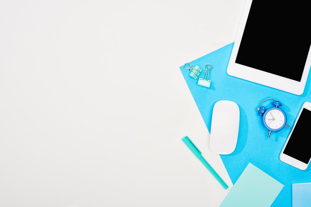 Nejlepší pohled na smartphone, digitální tablet s prázdnou obrazovkou a počítačovou myš s kancelářskou myší na modrém a bílém pozadí - Fotografie, Obrázek