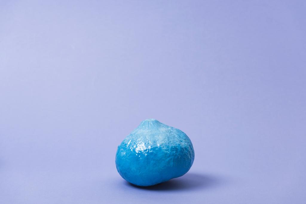 citrouille bleue peinte festive sur fond violet
 - Photo, image