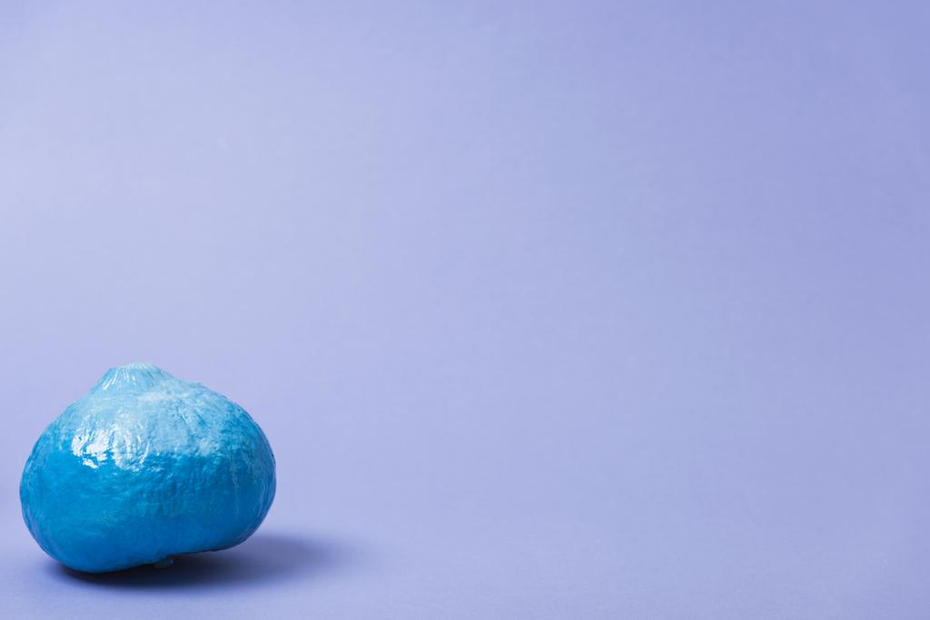 окрашенная голубая тыква на фиолетовом фоне
 - Фото, изображение