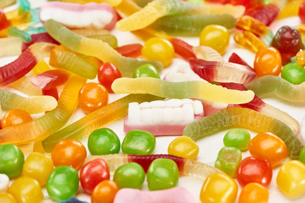 vue rapprochée de bonbons d'Halloween fantomatiques et gommeux colorés
 - Photo, image