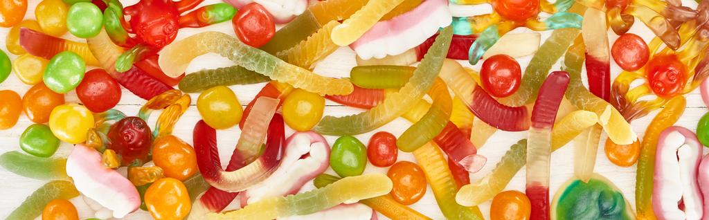 закрыть вид на вкусные красочные мармеладные жуткие конфеты Хэллоуин, панорамный снимок
 - Фото, изображение