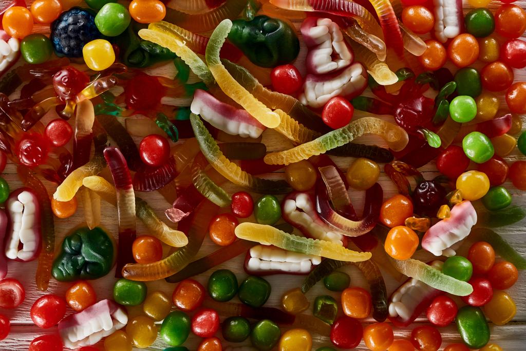 おいしいカラフルなグミ不気味なハロウィーンのお菓子のトップビュー ロイヤリティフリー写真 画像素材