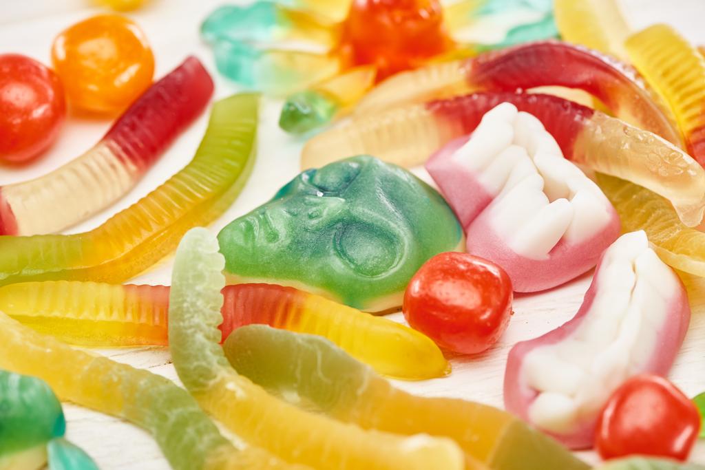 Nahaufnahme von köstlichen bunten Gummibärchen gruselige Halloween-Süßigkeiten - Foto, Bild