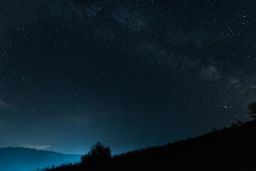 молочный путь с сияющими звездами на голубом небе ночью
  - Фото, изображение