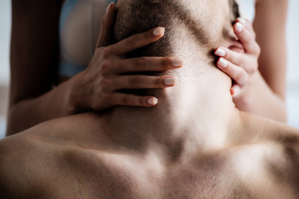 ostříhaný pohled na ženu objímající muže v bytě  - Fotografie, Obrázek