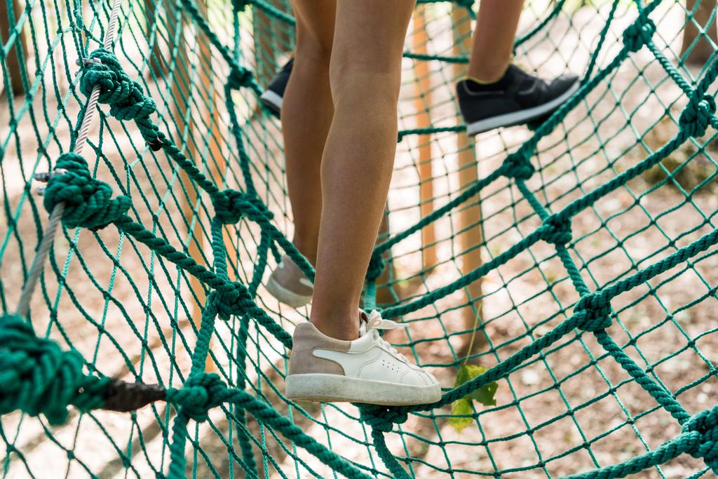 ostříhaný pohled na děti stojící na vysokém laně  - Fotografie, Obrázek