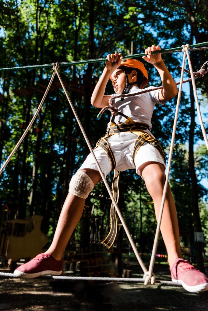 roztomilý africký americký chlapec s výškovým vybavením na vysoké lanové stezce  - Fotografie, Obrázek
