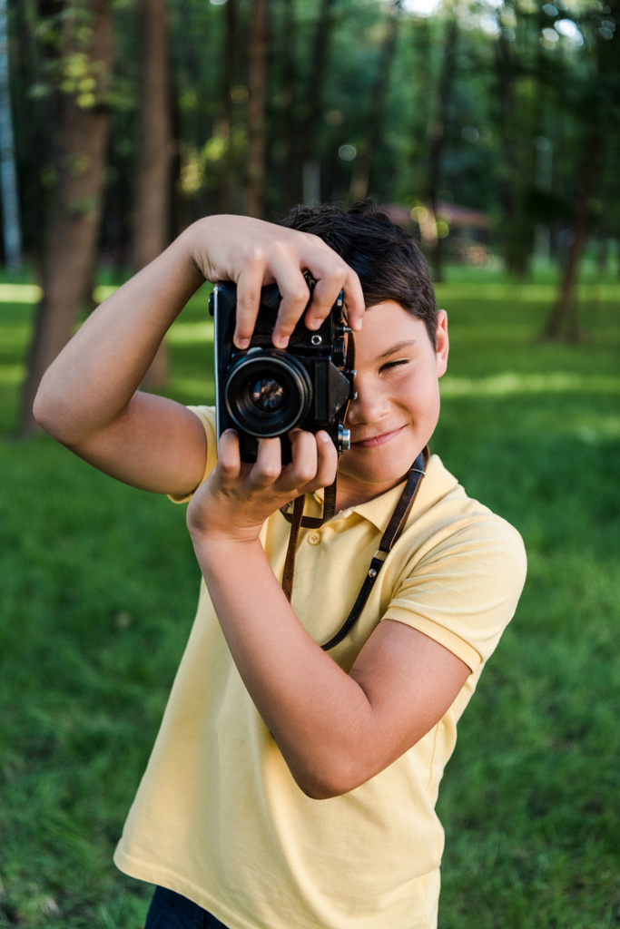 pozitív fiú fotózás közben gazdaság digitális fényképezőgép  - Fotó, kép
