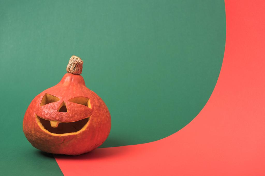 upiorny Dynia Halloween na czerwonym i zielonym tle - Zdjęcie, obraz