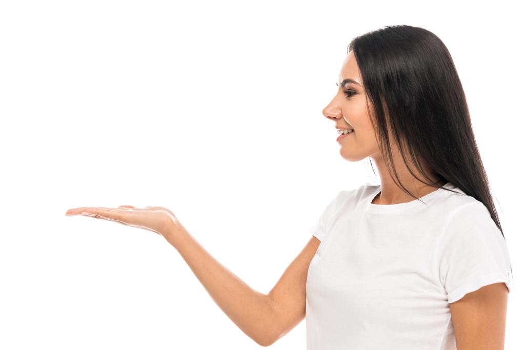 πλαϊνή όψη της ευτυχούς γυναίκας δείχνει με το χέρι απομονώνονται σε λευκό  - Φωτογραφία, εικόνα