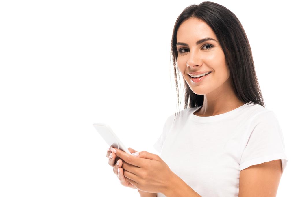 glückliche Frau im weißen T-Shirt mit Smartphone auf weißem Hintergrund  - Foto, Bild