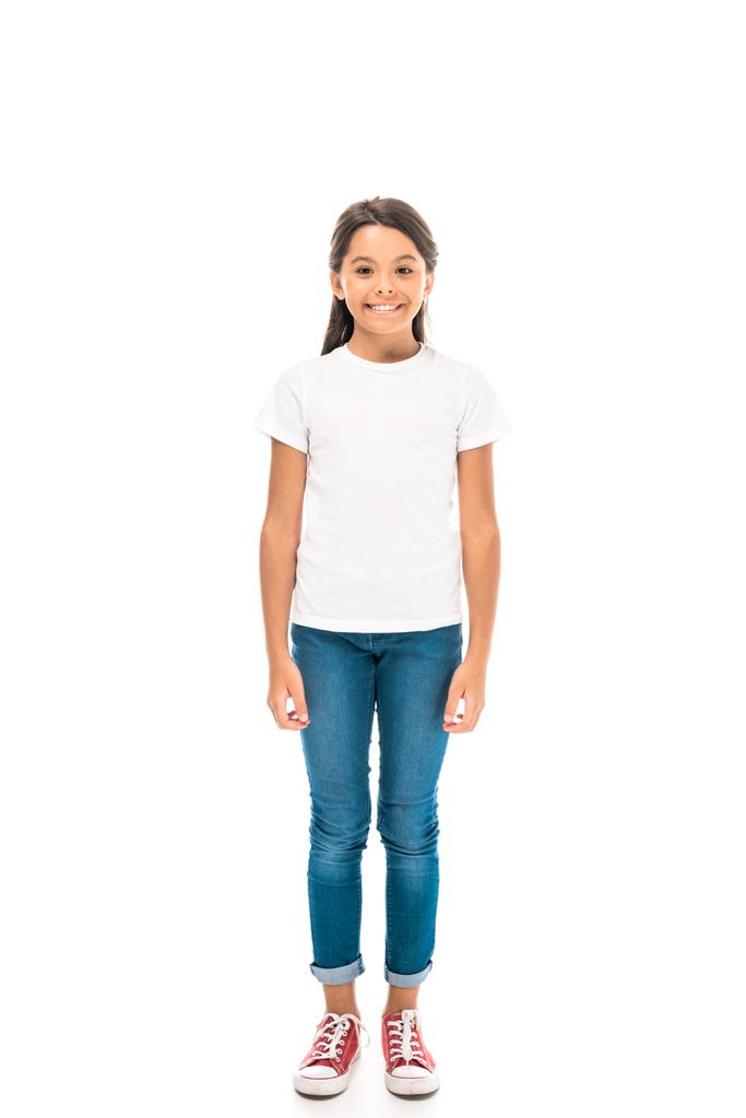 onnellinen lapsi sinisissä farkuissa seisoo eristyksissä valkoisella
  - Valokuva, kuva