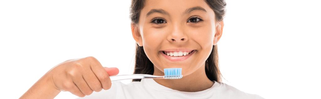 панорамный снимок счастливого ребенка, держащего зубную щетку изолированной на белом
  - Фото, изображение
