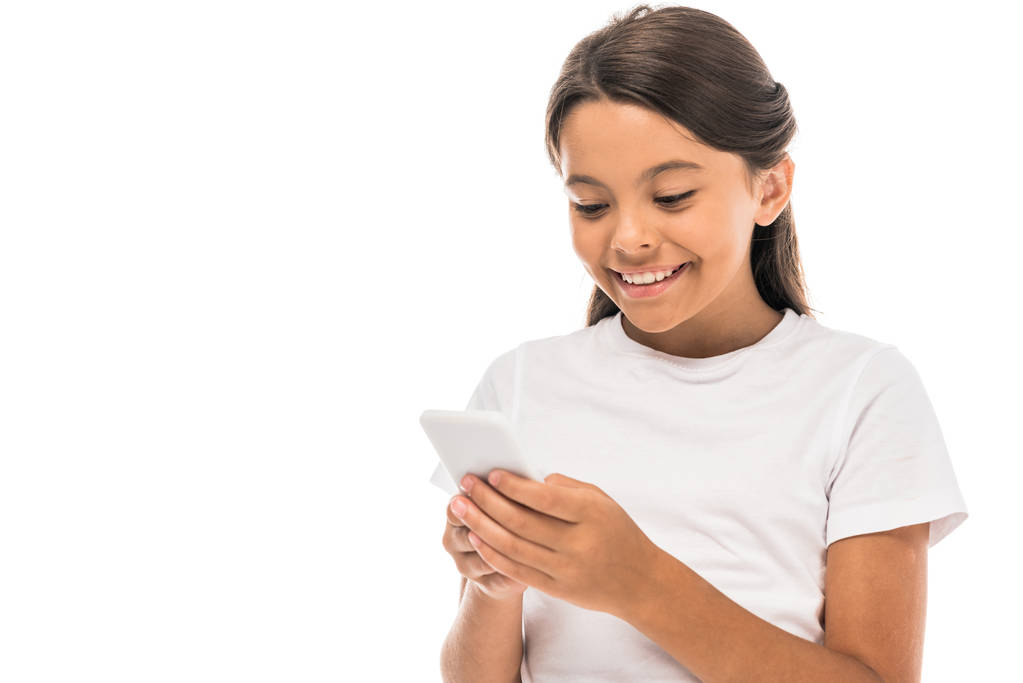 criança feliz usando smartphone isolado no branco
  - Foto, Imagem