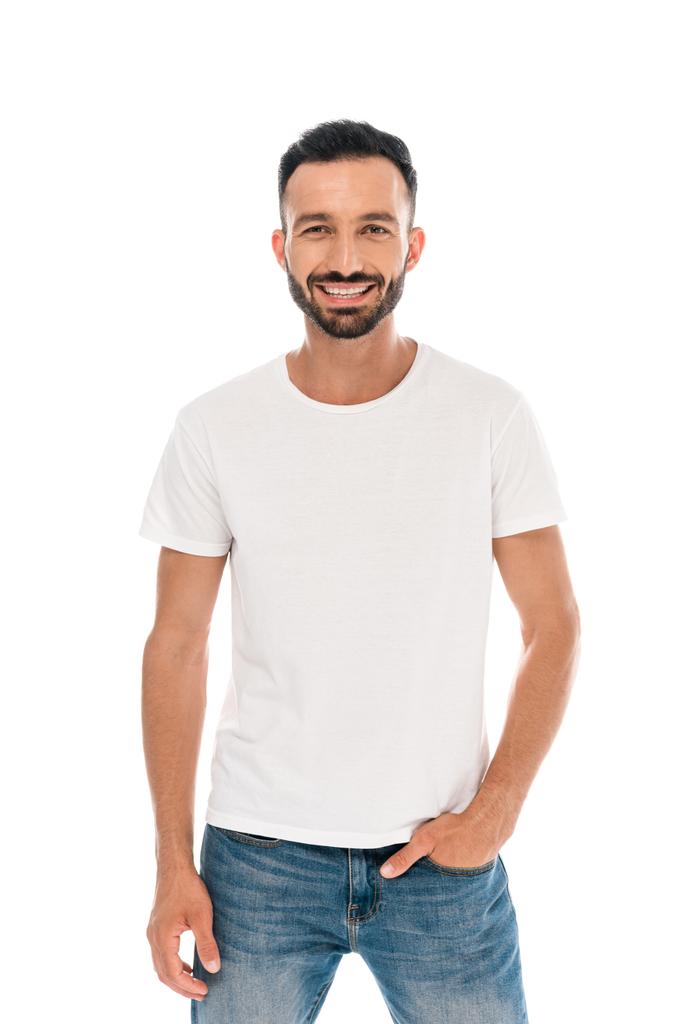 šťastný vousatý muž stojící s rukou v kapse izolované na bílém  - Fotografie, Obrázek