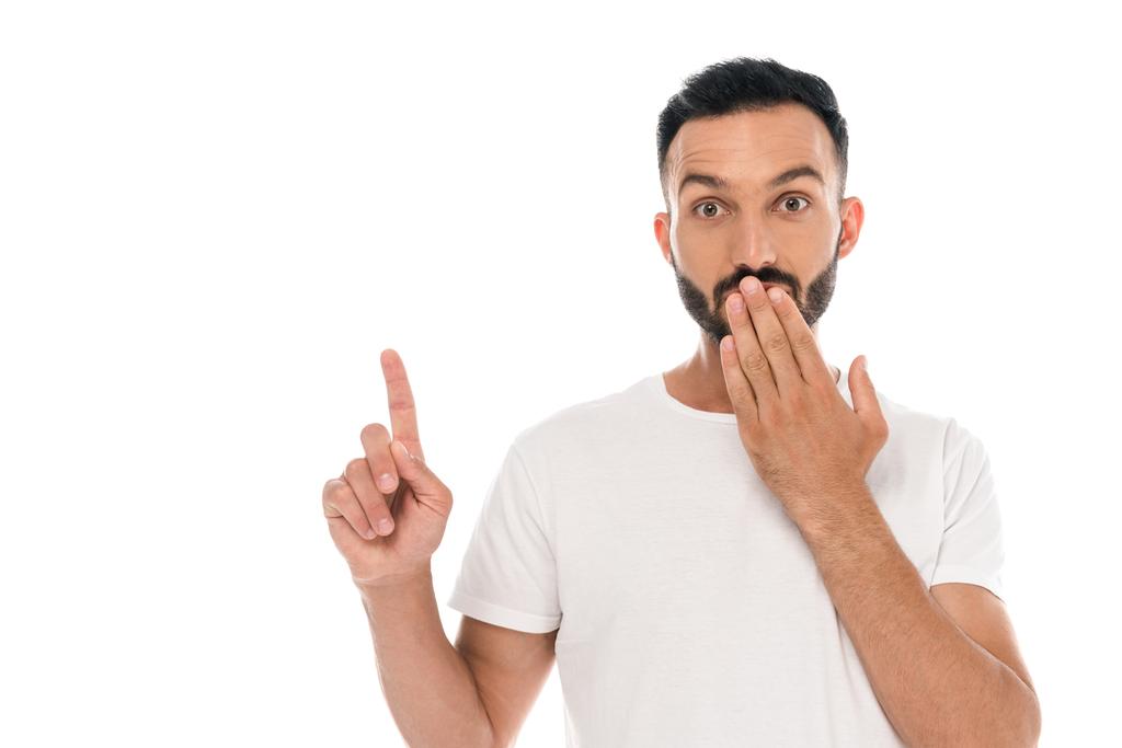 Şaşırmış bir adam ağzını kapatıyor ve beyaz bir parmağıyla işaret ediyor.  - Fotoğraf, Görsel