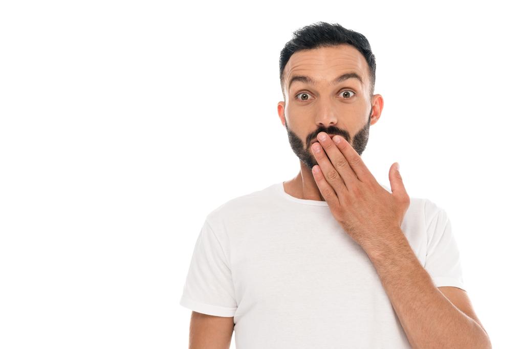 järkyttynyt nuori mies peittää suun eristetty valkoinen
  - Valokuva, kuva