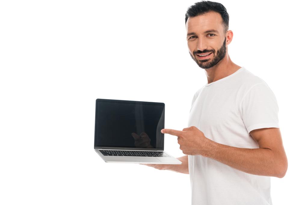 szczęśliwy brodaty mężczyzna wskazując palcem na laptopa z pustym ekranem izolowane na białym  - Zdjęcie, obraz