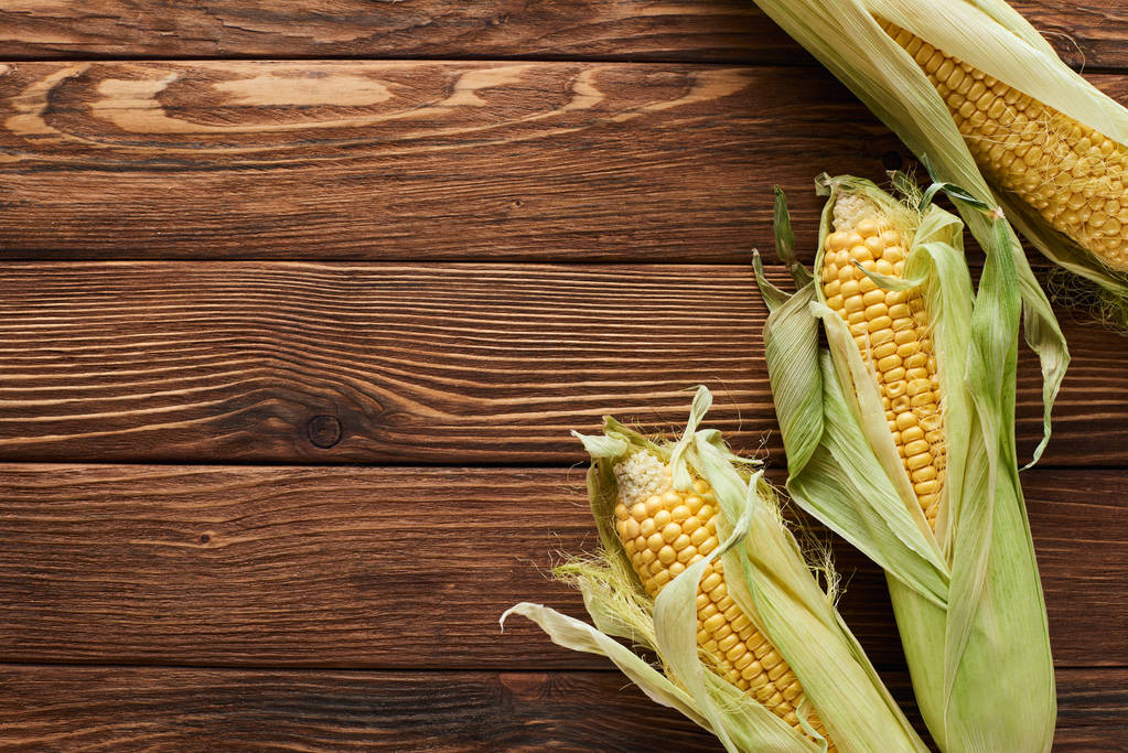 vista superior del maíz fresco en la superficie de madera
 - Foto, Imagen