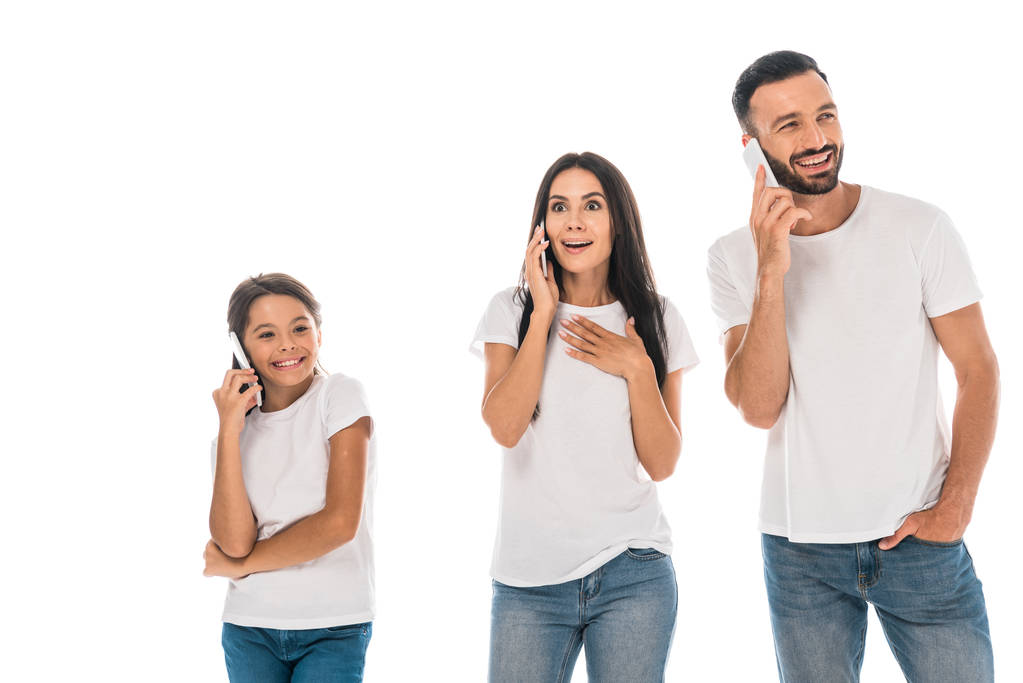 onnellinen lapsi ja iloinen vanhemmat puhuvat älypuhelimissa eristetty valkoinen
  - Valokuva, kuva