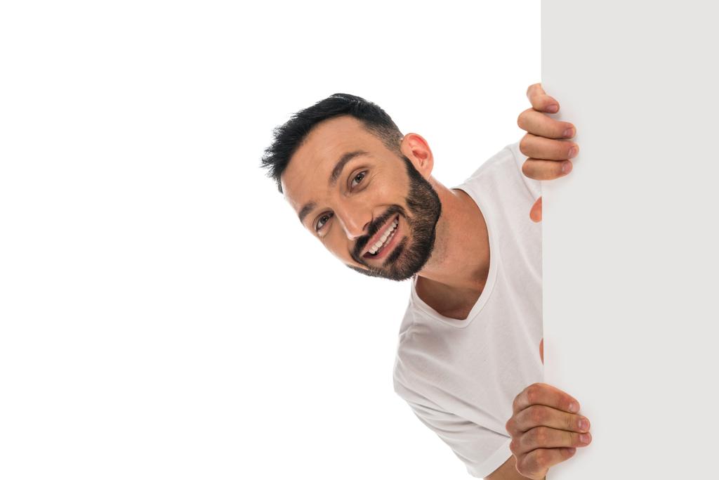 Positiivinen mies hymyilee pitäen kylttiä valkoisella eristettynä
  - Valokuva, kuva