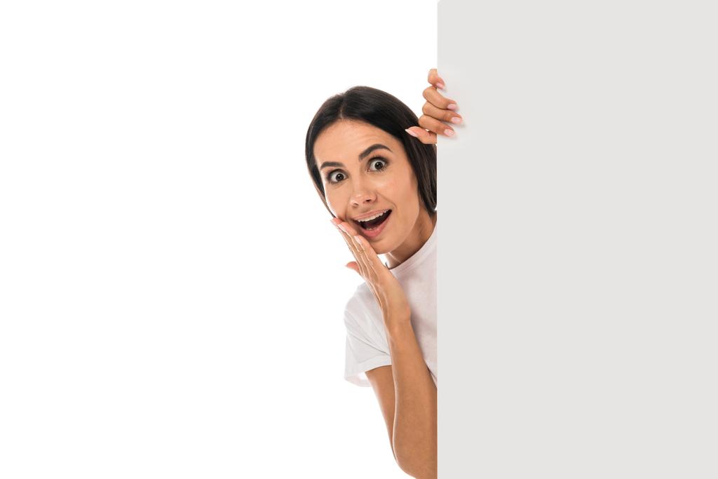 excitado mulher tocando rosto e segurando cartaz isolado no branco
  - Foto, Imagem