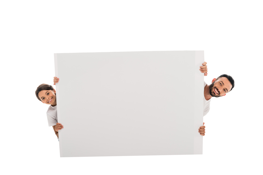 pai alegre e filha perto de cartaz em branco isolado em branco
  - Foto, Imagem
