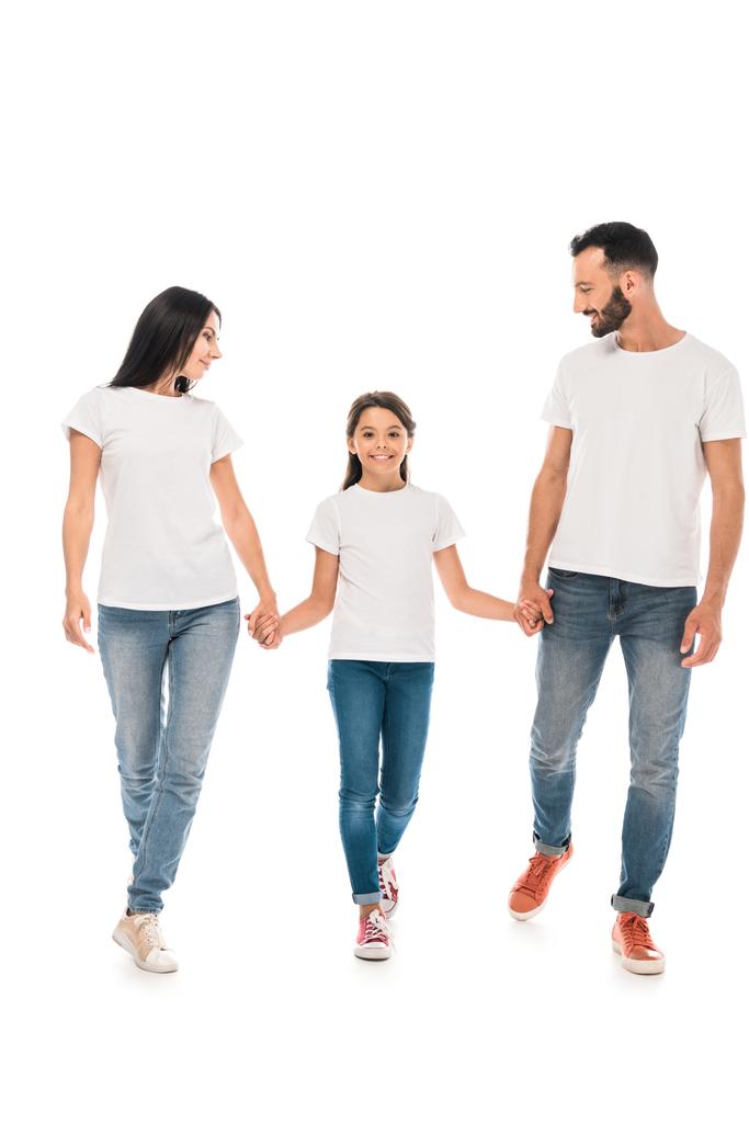 szczęśliwy dzieciak trzymając się za ręce z rodzicami odizolowanymi na białym  - Zdjęcie, obraz