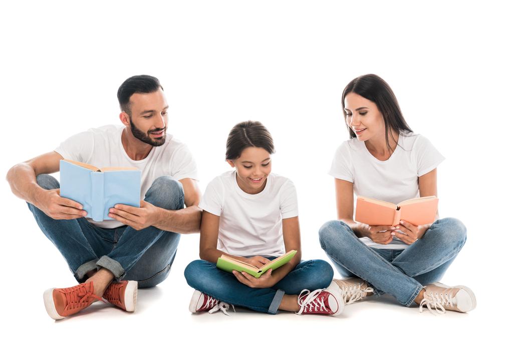 família feliz segurando livros enquanto sentado isolado no branco
  - Foto, Imagem