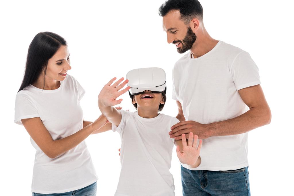 счастливые родители рядом с ребенком в виртуальной реальности гарнитуры изолированы на белом
  - Фото, изображение