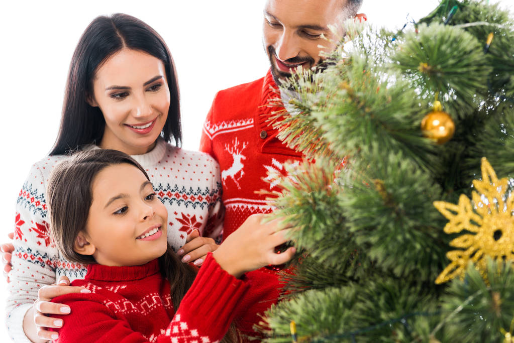 счастливый ребенок украшая рождественскую елку рядом с родителями изолированы на белом
  - Фото, изображение